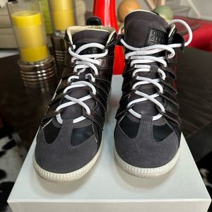 Brand: Maison Margiela
Size : 39EU 36.5 US
Color: Black, Grey, white